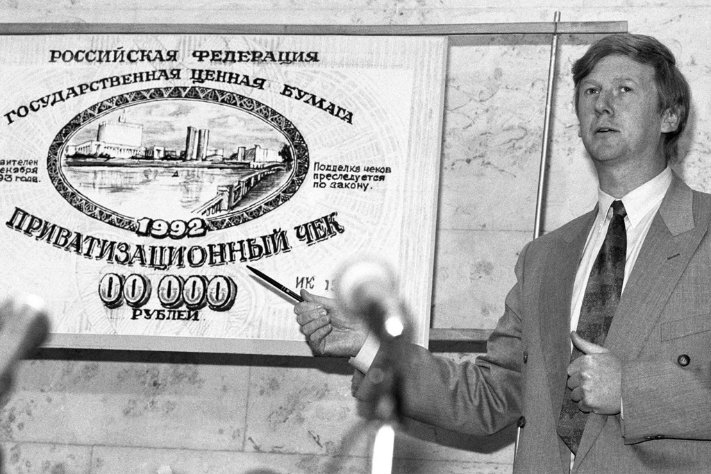 Раскрыв народу страшную тайну, он должен был по закону жанра погибнуть, и он погиб... при крушении вертолёта... Раскрыв народу страшную тайну, он должен был по закону жанра погибнуть, и он погиб... при крушении вертолёта...