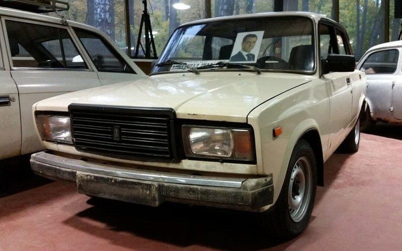 Ржавая «семерка» Дмитрия Медведева стоит немалых денег
