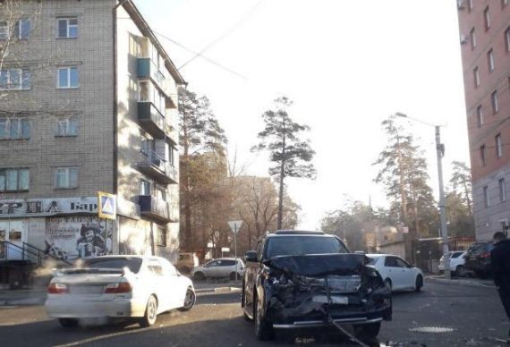 В центре Читы Lexus протаранил катафалк В центре Читы Lexus протаранил катафалк
