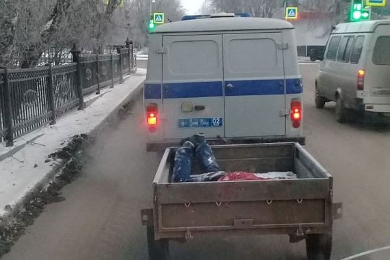 Через весь город в открытом прицепе: пользователи обсуждают перевозку трупа полицейскими