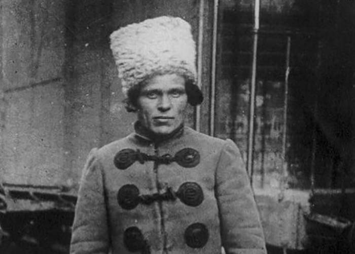 Зачем русские казаки носили продолговатые мохнатые шапки? Зачем русские казаки носили продолговатые мохнатые шапки?