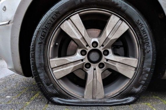 В Подмосковье злоумышленник порезал шины у 76 автомобилей