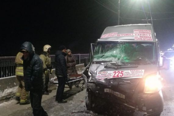 В Омске маршрутка столкнулась с КамАЗом В Омске маршрутка столкнулась с КамАЗом
