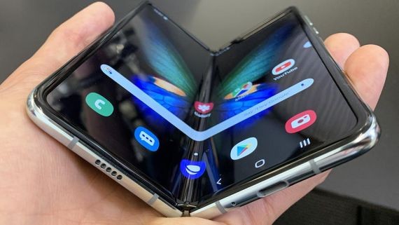 Самым провальным гаджетом 2019 года признали складной смартфон Samsung