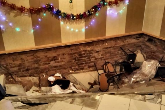 В Астрахани посетители кафе провались вместе с полом в подвал