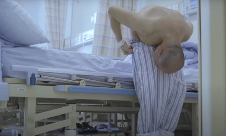 Чтобы спасти пациента хирурги сломали ему позвоночник в двух местах