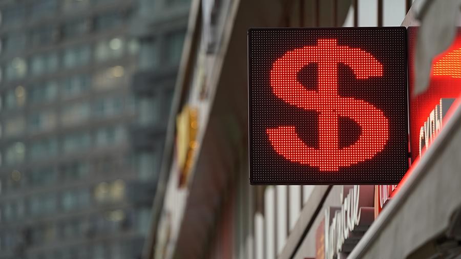 Доллар упал ниже 73 рублей: что вызвало снижение валюты США