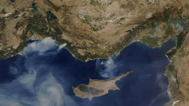 На курортах Турции царит хаос: пожары перешли на Анталию На курортах Турции царит хаос: пожары перешли на Анталию