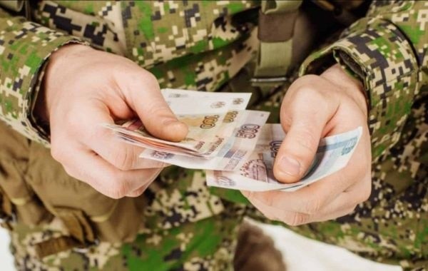 Военные и полицейские пытаются понять сроки перечисления выплаты в размере 15000 рублей