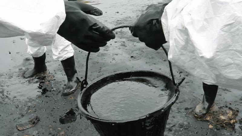 В приморской бухте Рудная образовалось нефтяное пятно в два километра