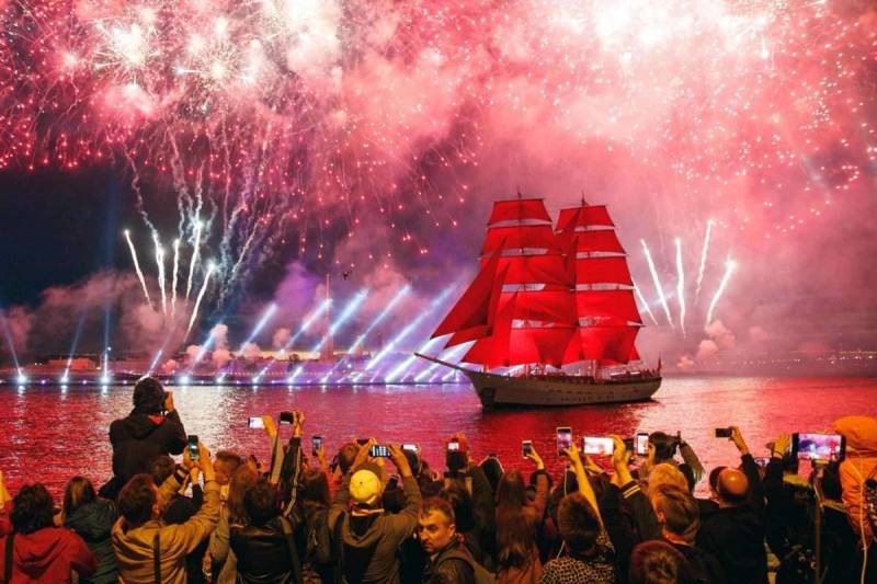 ﻿Последний звонок в Санкт-Петербурге прозвенит с 23 по 25 мая 2022 года