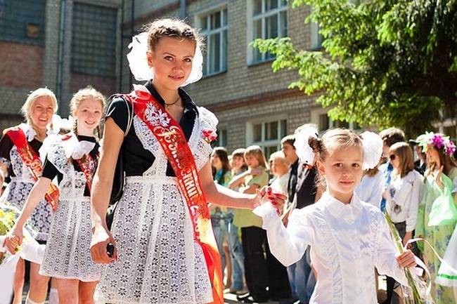 Лучшие поздравления на Последний звонок для учеников 11 класса звучат от родителей