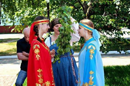 Троица 12 июня 2022 года: с чем связан праздник, традиции и приметы дня Троица 12 июня 2022 года: с чем связан праздник, традиции и приметы дня
