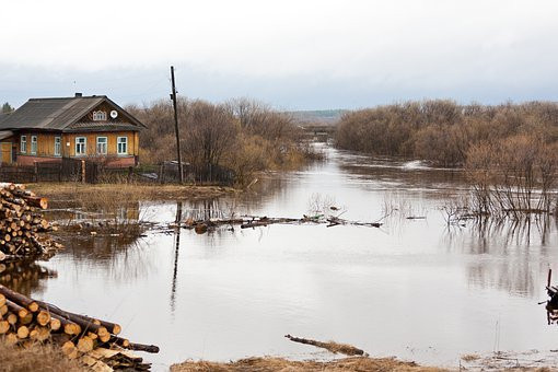 Ливень в Омске привел к обрушению тротуаров