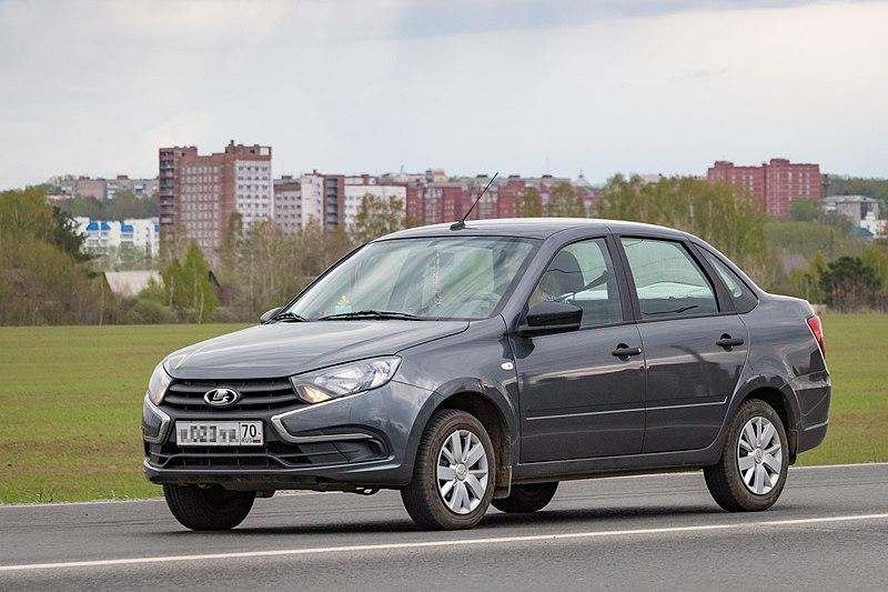 АвтоВАЗ объяснил появление разных элементов бампера на Lada Granta разницей в комплектации