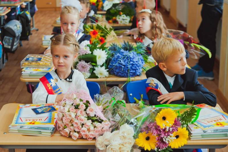 На День знаний, 1 сентября 2022 года, можно отправить прикольные поздравления в виде прозы и стихов