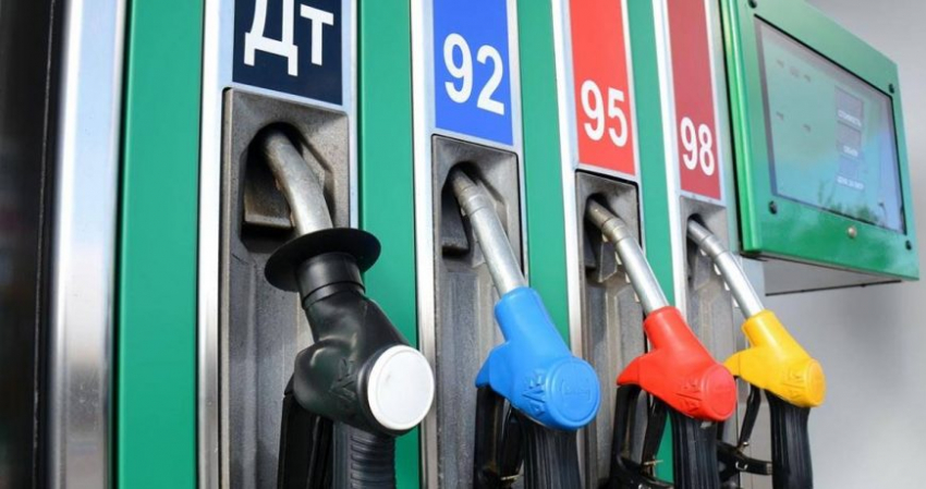 Российский эксперт объяснил, почему в августе не дешевеет бензин