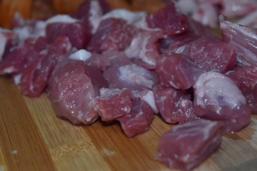Врач Кутушов не советует кормить детей жирным мясом и консервацией