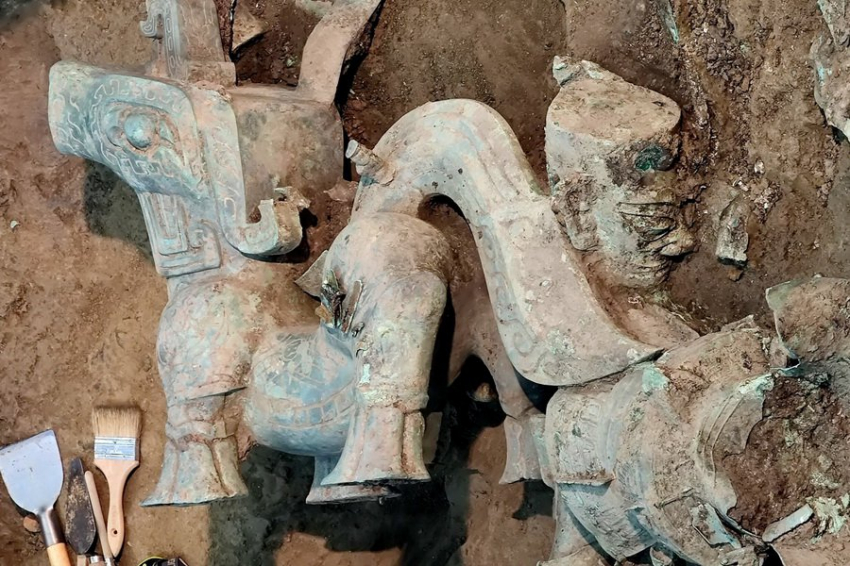 Неизвестного бронзового идола обнаружили археологи при раскопках на памятнике Саньсиндуй