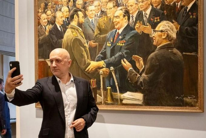 Прилепин «послал к черту» публикующего унижающие Россию ролики Урганта