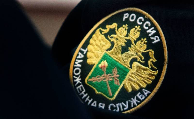 Поздравить с Днем таможенника 25 октября 2022 года можно с помощью прозы и красивых стихов