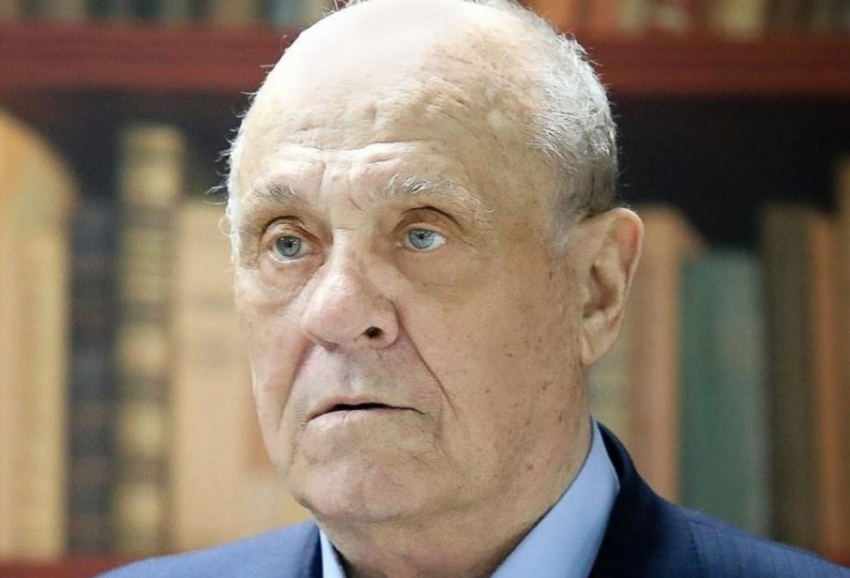 Могилу Владимира Меньшова украсил памятник из черного мрамора с белыми голубями