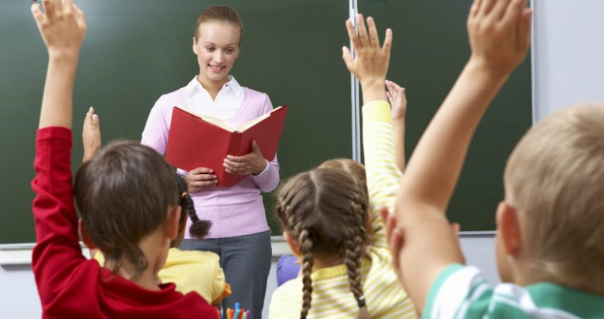 День учителя в 2022 году: что подарить и как красиво поздравить учителя с праздником 