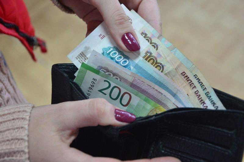 В России планируют поднять зарплату бюджетникам в 2023 году
