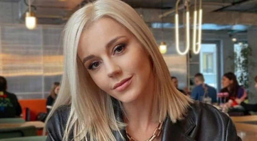 «Даже кубики видны»: Юлианна Караулова удивила поклонников стальным прессом