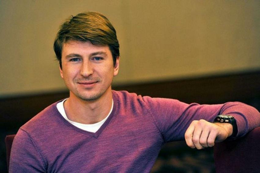 Алексей Ягудин показал всем свой толстый «неспортивный животик»