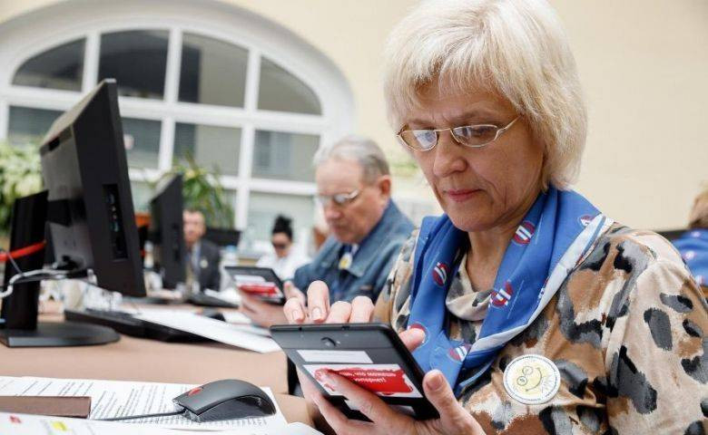 Перед Новым годом часть пенсионеров РФ получит дополнительные выплаты: сколько составят и кому положены