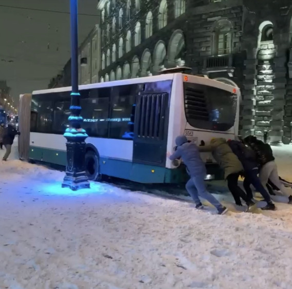 Смольный приобрел непригодные для северного Петербурга автобусы