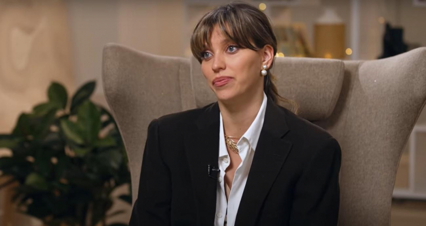 Регина Тодоренко вышла на публику в платье с откровенным вырезом