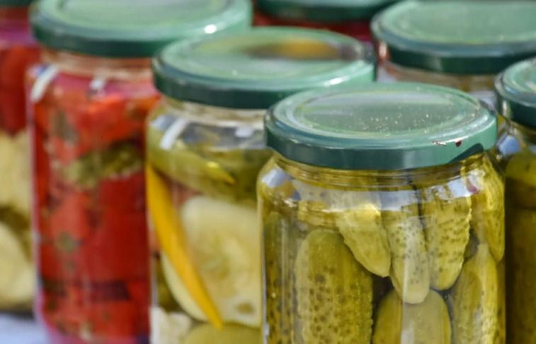Диетолог Стародубова порекомендовала заменить соленые огурцы на квашеную капусту