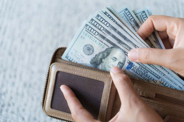 Приметы о деньгах: почему вечером нельзя давать купюры из рук в руки