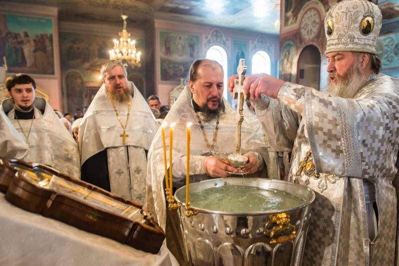 Воду на Крещение берут в храме в Сочельник 18 января 2023 года