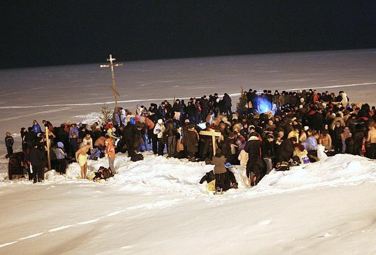 Уральские врачи назвали категории людей, которым нельзя купать в проруби на Крещение