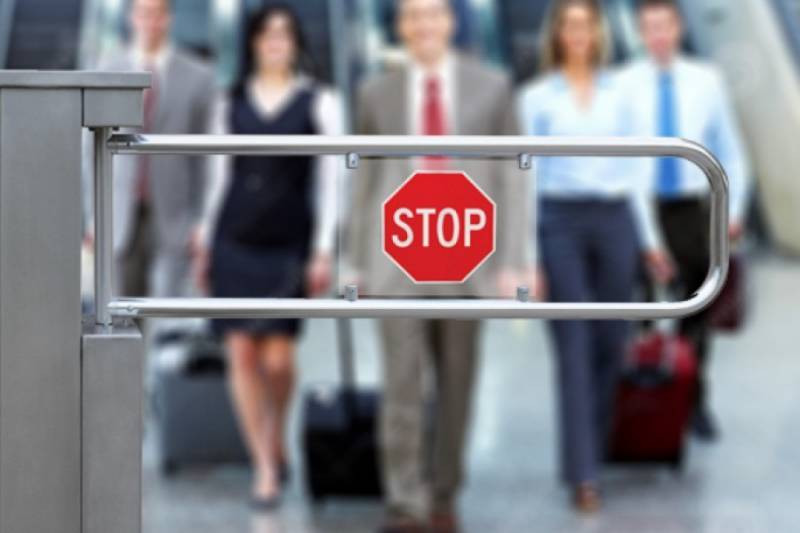 Как россиянину узнать, имеется ли запрет на выезд из страны и как быстро его снять — ответ юриста