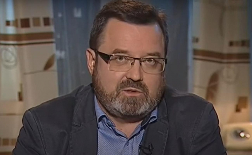 Журналист Сафронов заявил, что покинувшие Россию звезды тайно возвращаются для заработков на корпоративах