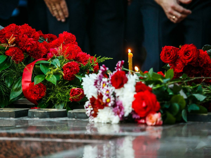Как проявить уважение к усопшему: что раздавать и что говорить на похоронах, когда дают деньги близким покойного человека