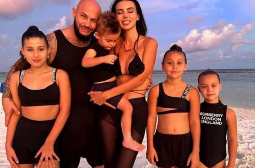 Оксана Самойлова ответила на критику в соцсетях: "Нет, отдыхать нам не надоело"