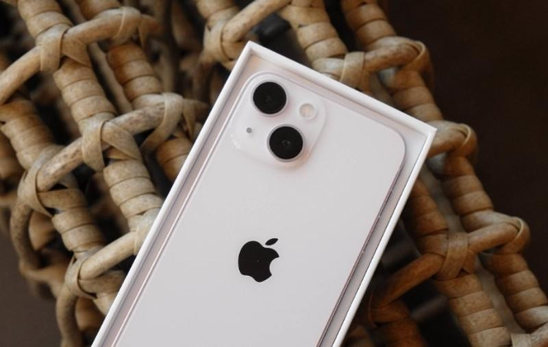 Смартфон iPhone 15 Pro представили на рендерах