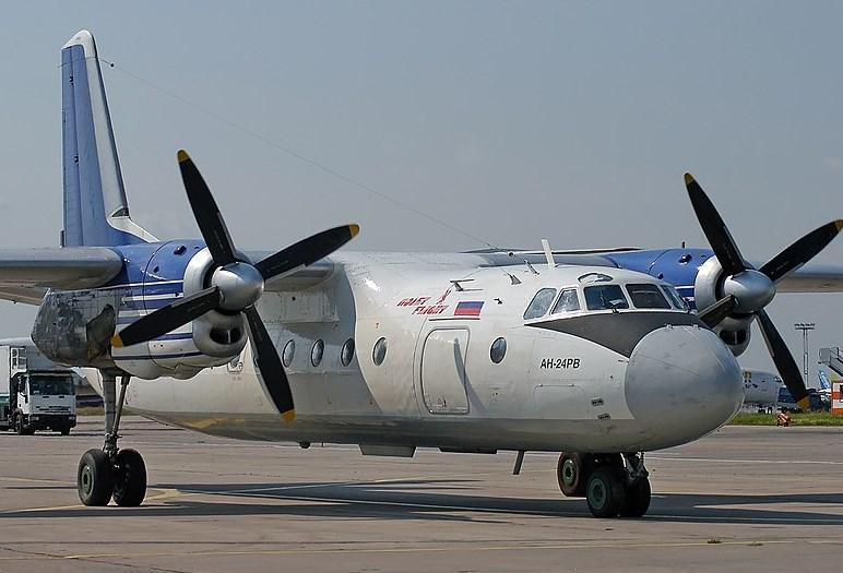 В Якутии самолет Ан-24 после посадки столкнулся с опорой ЛЭП