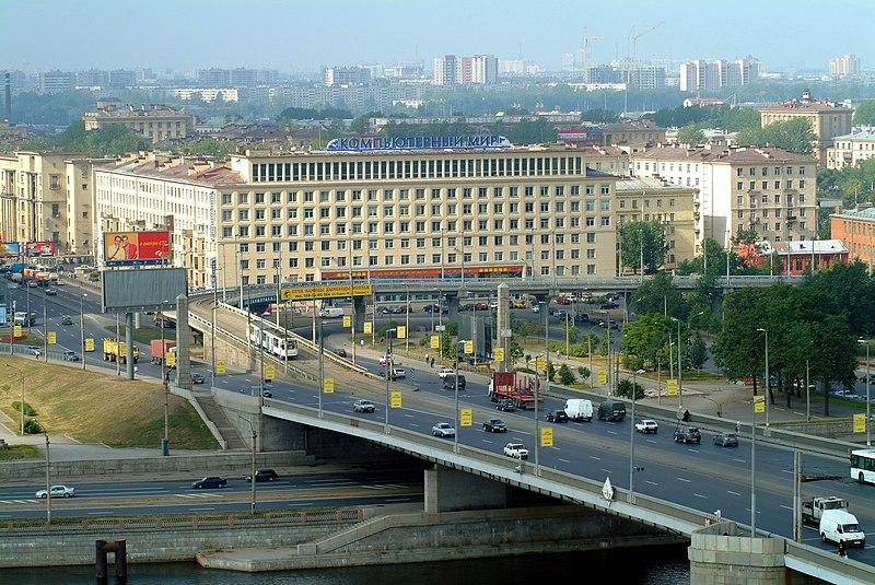 Мужчина утонул после падения с Володарского моста в Петербурге