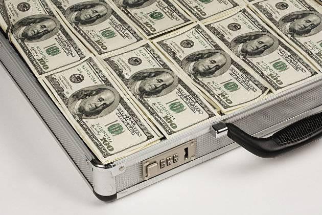 США могут превратить в бумагу наличные доллары россиян, — финансисты