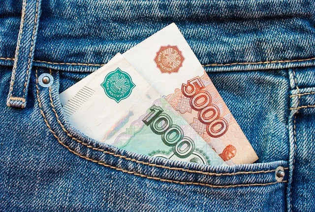 Почему, согласно народным приметам, нельзя держать деньги в кармане