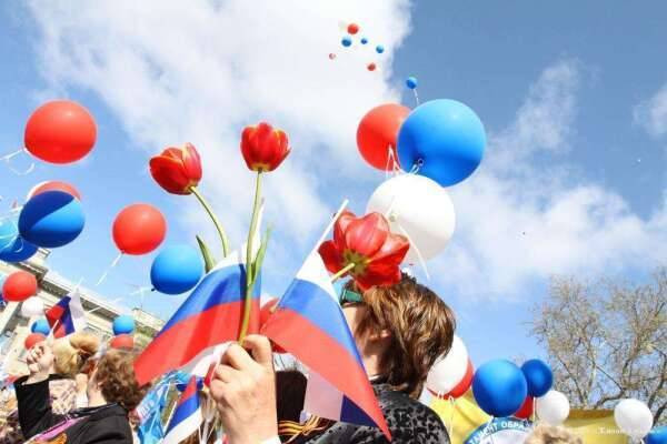 Майские выходные в РФ в 2023 году: сколько дней отдыхаем, выгодно ли брать отпуск, какая погода будет на Первомай и День Победы