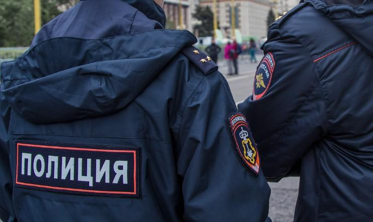 Московские полицейские приехали в отель и вытащили пьяного участкового из бассейна