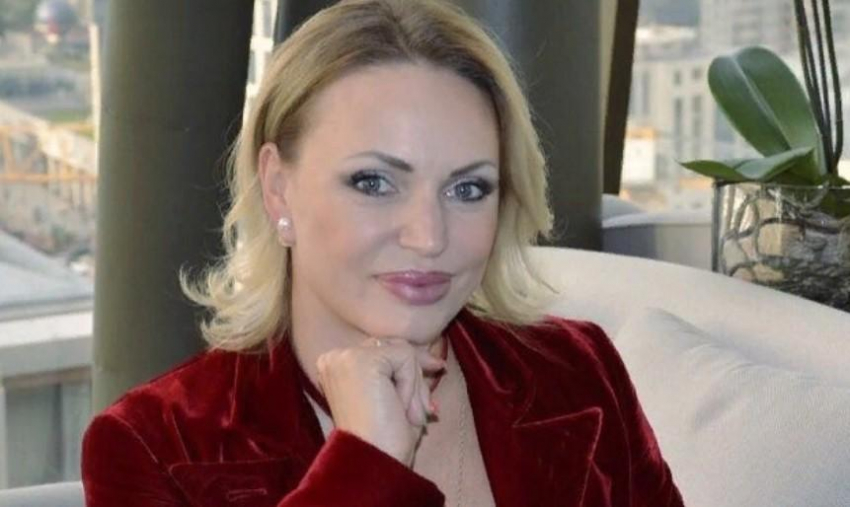 Алла Довлатова вынуждена ходить по дому в маске из-за болезни