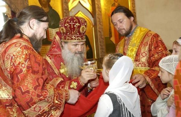 В какие дни совершается обряд причастия на Страстной неделе можно узнать из церковного устава